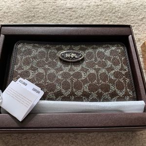 NEW Boxed East West Universal Wristlet